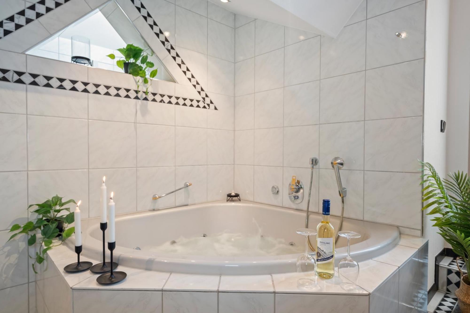 Stadtoase Fulda Mit Flair - Whirlpool, Balkon, 2Xparkplaetze, Highspeed Wlan Ngoại thất bức ảnh